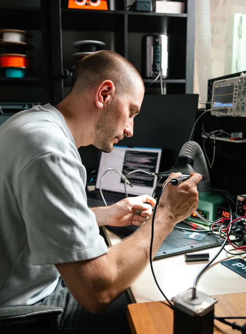 Exponatbau bei ping: Lötarbeit an der Elektronik eines interaktiven Exponats in der Werkstatt