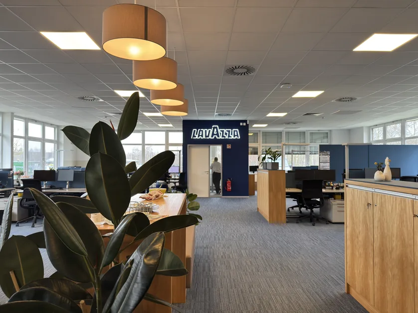 Markengerecht gestaltete Bürofläche im Lavazza Professional Office in Verden