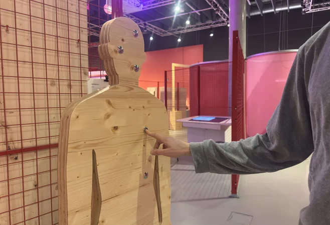 Interaktives Liebesmensch-Exponat im Universum Bremen