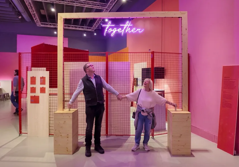 Besucher am Together-Exponat der Sonderausstellung LIEBE im Universum Bremen