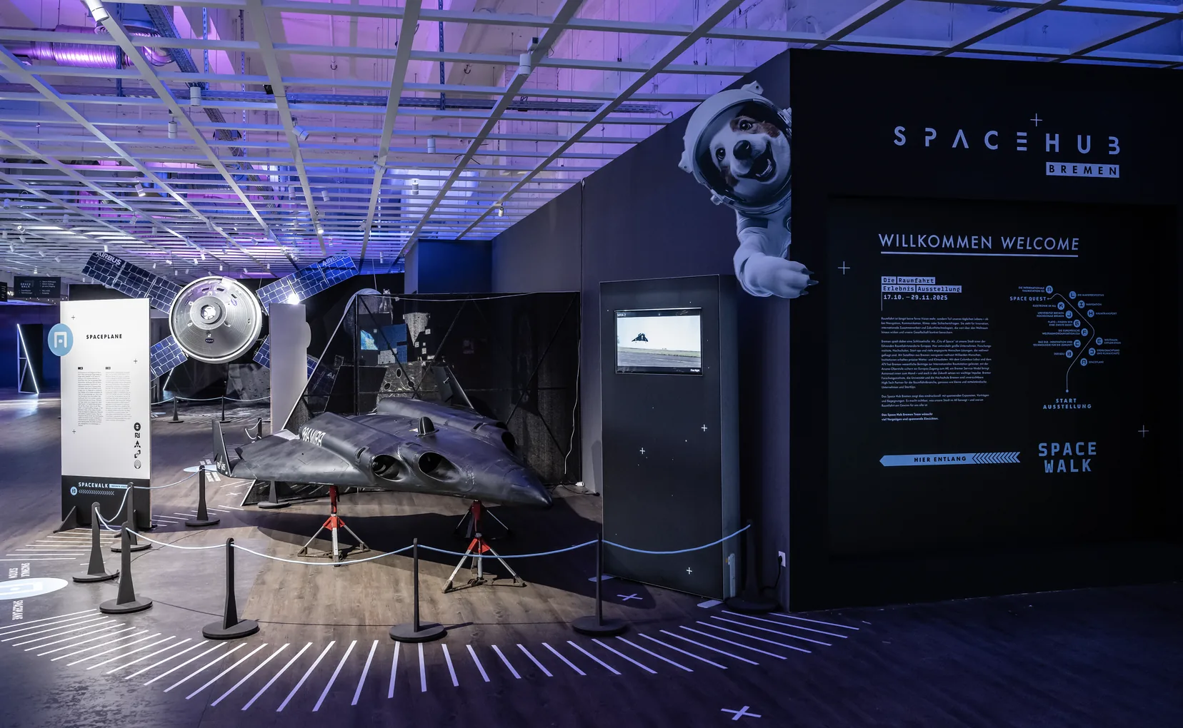 Ausstellungshalle des SpaceHUB Bremen mit Raumfahrt-Exponaten