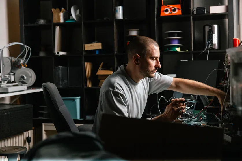 Elektronikentwicklung im ping-Studio: Lötarbeit am Aufbau eines Exponats