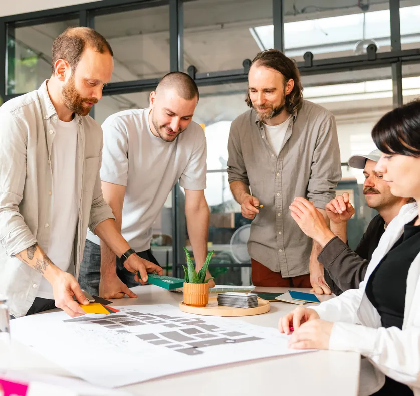 Das ping-Team bespricht Entwurf und Materialauswahl für eine Ausstellungsgestaltung