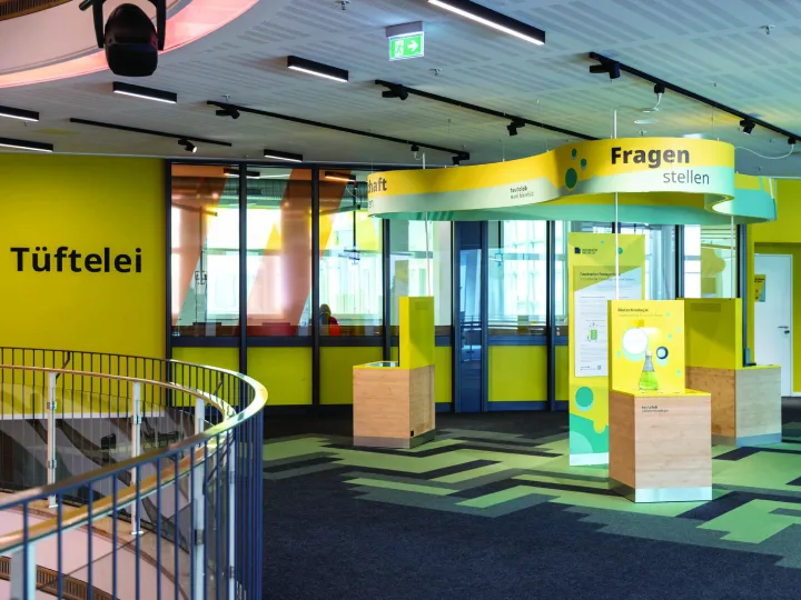 Experimentierstation zum Thema Licht in den teutolabs